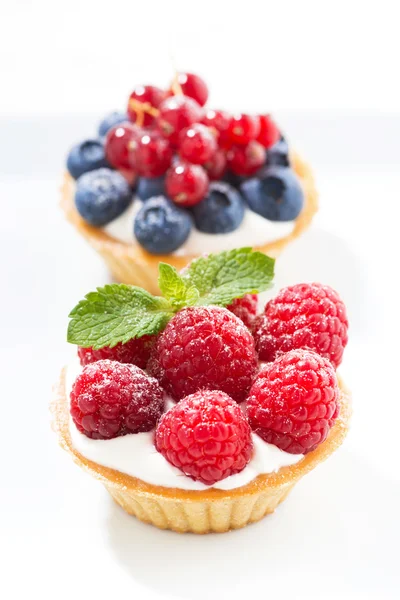 Mini-Kuchen mit Sahne und frischen Beeren, vertikale Nahaufnahme — Stockfoto