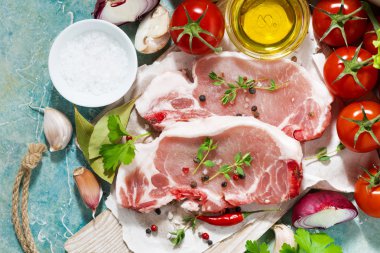 domuz bir kesme tahtası ve taze malzemeler iki adet