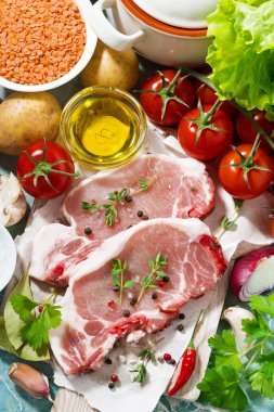 domuz bir kesme tahtası ve taze malzemeler iki adet