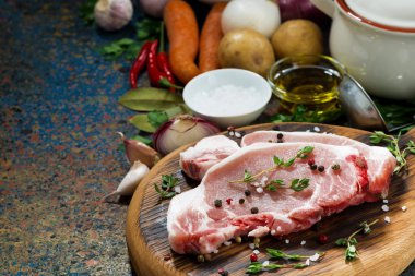 iki adet ahşap kesme tahtası ve malzemeler üzerinde çiğ domuz eti