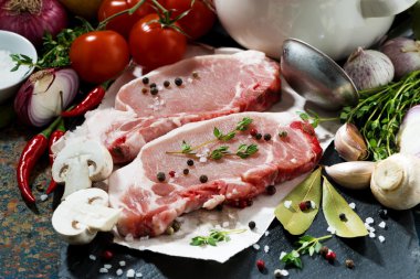 iki adet çiğ domuz eti ve taze malzemeler için çorba