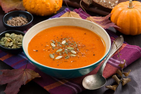 Automn sopa de calabaza en un tazón en la mesa, primer plano — Foto de Stock