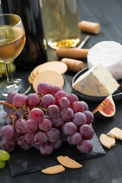 Snacks - Trauben, Käse und Wein, vertikal — Stockfoto