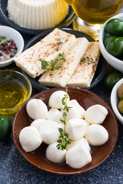 Snacks - Weichkäse und Essiggurken, vertikal, von oben — Stockfoto