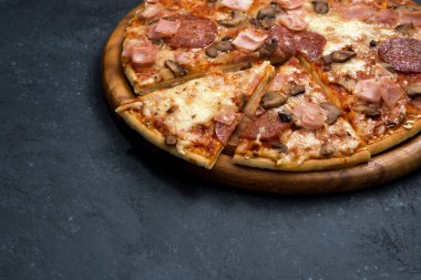 Peynir ve sosis karanlık bir arka plan üzerinde pizza