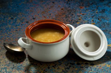 karanlık bir arka plan üzerinde mercimek çorbası pot