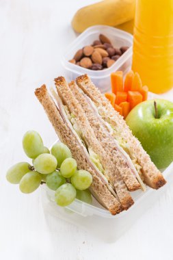 Beyaz masa, dikey, yakın çekim üzerinde sandviç ile Okul Öğle Yemeği