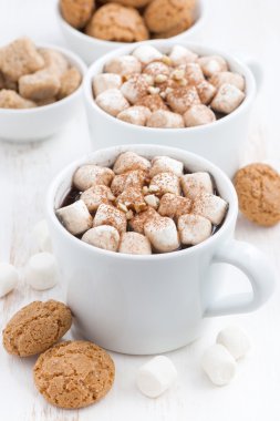 İki fincan aromalı kakao ile hatmi, dikey