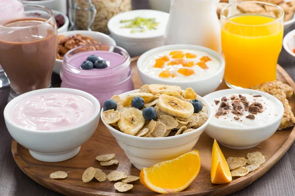 Rich frukostbuffé med flingor, yoghurt och frukt — Stockfoto