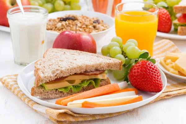 School breakfast with fruits and vegetables on plate — Stock Photo, Image
