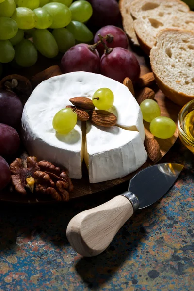 Camembert peyniri, taze meyve ve bal, dikey — Stok fotoğraf