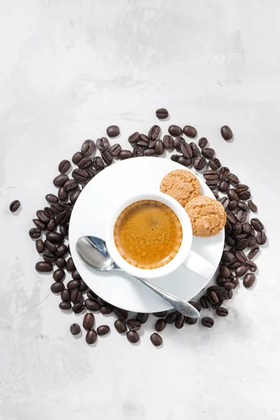 Tazza di biscotti espresso e mandorle, vista dall'alto verticale — Foto Stock