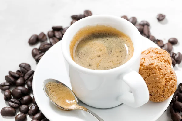 Tazza di caffè espresso, biscotti e chicchi di caffè — Foto Stock