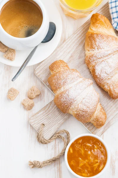 Colazione tradizionale con croissant freschi — Foto Stock