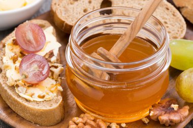 aromalı tatlım, ekmek tereyağı ve üzüm, yakın çekim, üstten görünüm