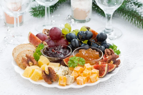 Queso y plato de frutas a la fiesta, horizontal — Foto de Stock