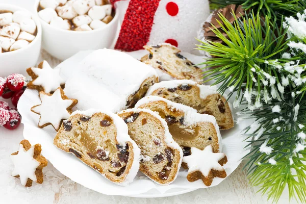 Weihnachtskomposition mit Stollen und Plätzchen auf weißem Tisch — Stockfoto