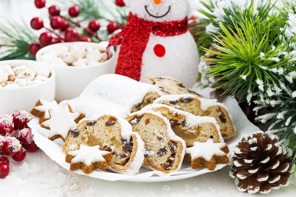Composición navideña con Stollen y galletas — Foto de Stock