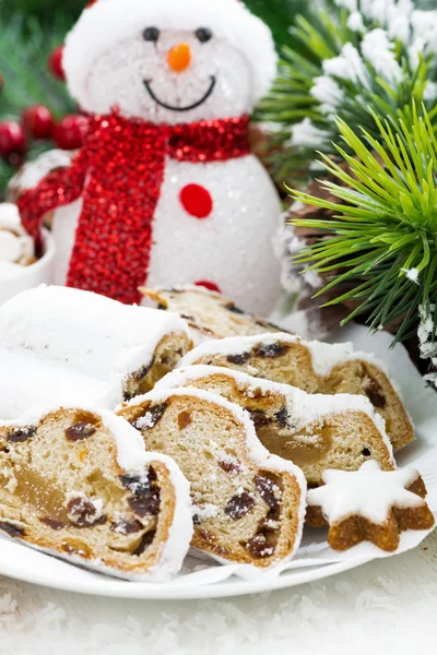 Composição de Natal com Stollen, biscoitos e boneco de neve — Fotografia de Stock