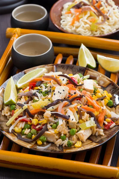 Arroz frito con tofu y verduras en un estilo asiático, vertical — Foto de Stock