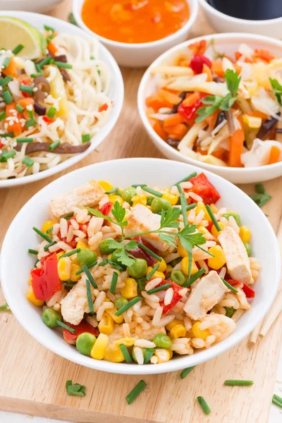 Gebratener Reis mit Tofu, Nudeln mit Gemüse und Kräutern — Stockfoto