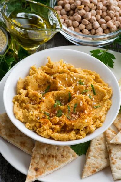 Arabic sauce hummus with flatbread, vertical, top view — Stock Photo, Image