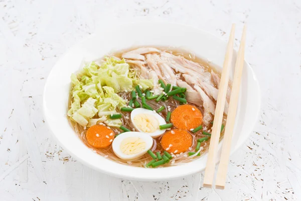 Bowl of Chinese soup with glass noodles, closeup — Stock Photo, Image