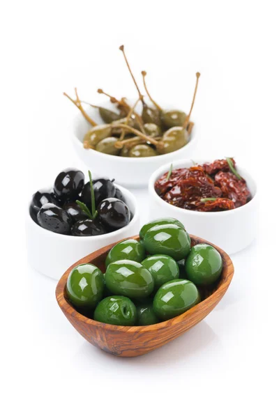 Gröna och svarta oliver, soltorkade tomater och kapris, isolerade — Stockfoto