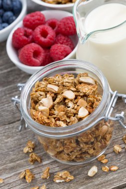 granola, süt ve taze çilek ile jar 