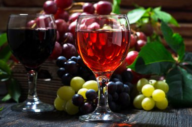 koyu ahşap arka plan, closeup ürün yelpazesine farklı şarap