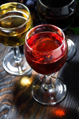 ahşap arka plan, dikey closeup ürün yelpazesine farklı şarap