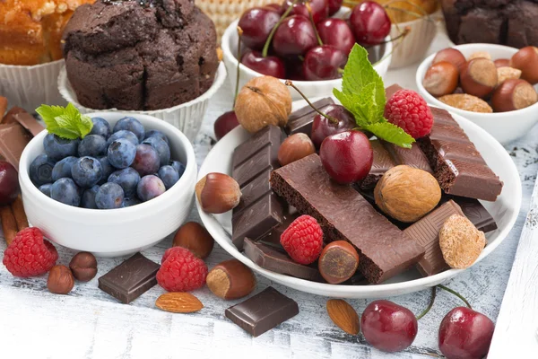Sortimento de chocolate, bagas e nozes — Fotografia de Stock