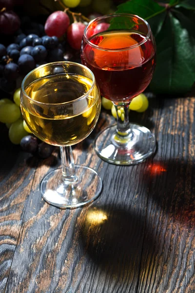 Sortimento vinho diferente na mesa de madeira escura, vertical — Fotografia de Stock