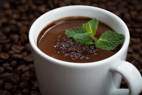 Fincan sıcak nane Çikolata kahve çekirdekleri arka plan üzerinde — Stok fotoğraf