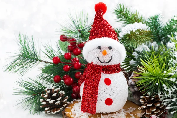 Composición navideña con muñeco de nieve y bokeh ligero — Foto de Stock