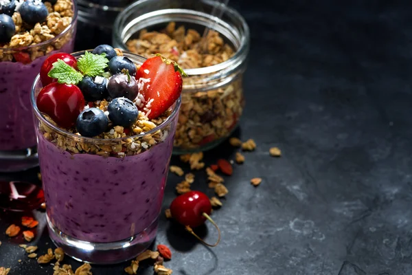 Healthy dessert with fresh berries and granola — Stock Photo, Image