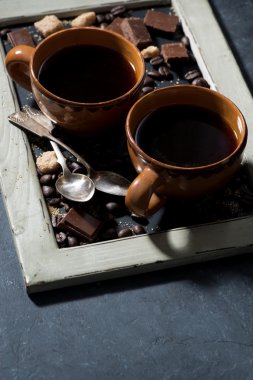 bir bardak, şeker ve çikolata yazı tahtası üzerinde taze siyah kahve