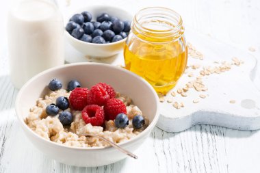 lezzetli ev yapımı yulaf ezmesi kahvaltı için çilek 