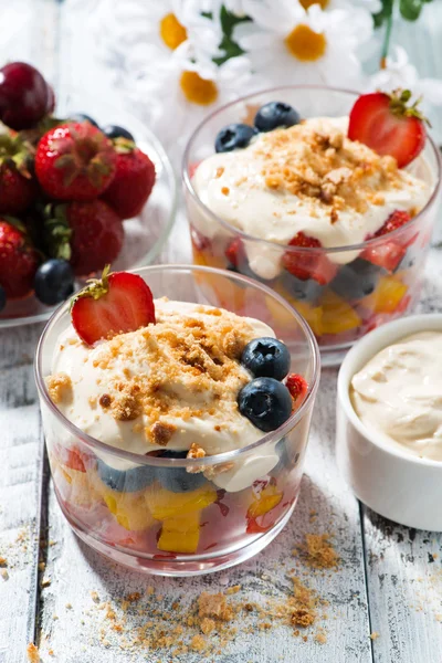 Fresh fruit dessert with custard in glasses, vertical top view — Stock Photo, Image