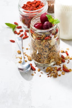 sağlıklı gıda, granola goji meyveleri ve kiraz bir cam ile 