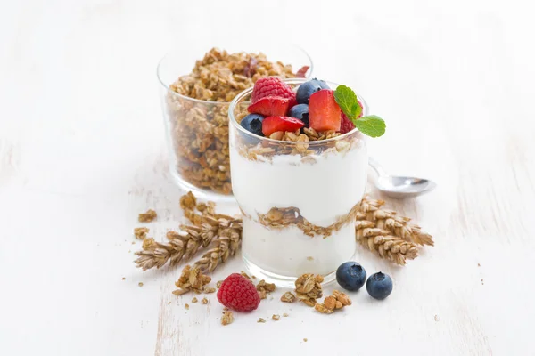 Sobremesa saudável com iogurte natural, muesli e bagas — Fotografia de Stock