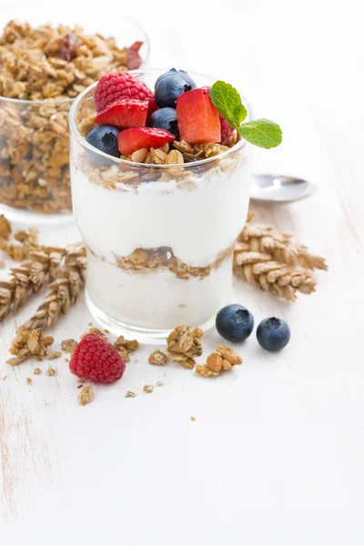 Zdravý dezert s přírodní jogurt, müsli a ovocem — Stock fotografie