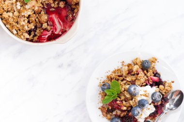 Berry kek ile yulaf gevreği ve beyaz arka plan, üstten görünüm