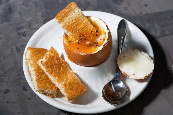 Kokt ägg och krispiga bröd, ovanifrån — Stockfoto