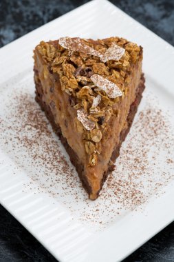 bir tabakta dikey çikolata karamel kek parçası