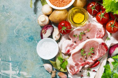 iki adet domuz bir kesme tahtası ve taze gıdalar, üstten görünüm