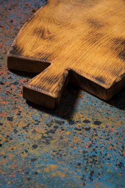 Tavola di legno marrone vintage su sfondo blu scuro, verticale — Foto Stock