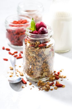 sağlıklı gıda, granola goji meyveleri ve kiraz bir cam ile 
