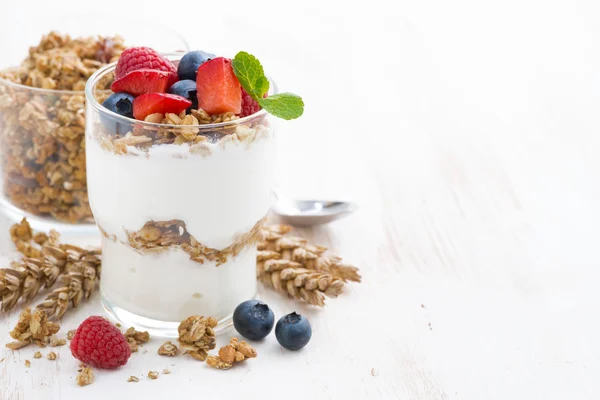 Sobremesa saudável com iogurte natural, muesli e bagas — Fotografia de Stock