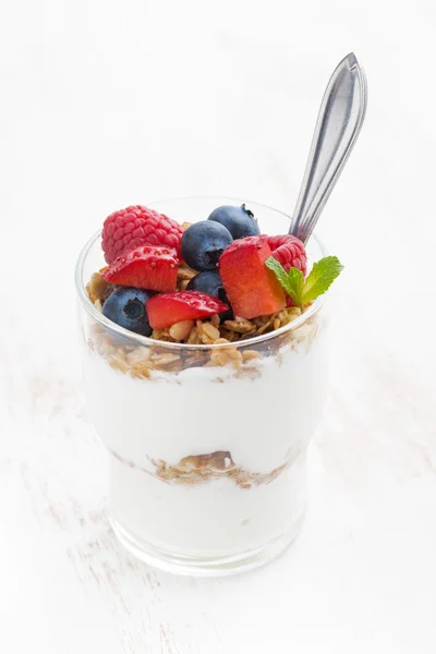 Healthy dessert with natural yogurt, muesli and berries — Stock Photo, Image